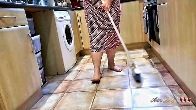 bbw stepmom kitchen rượu