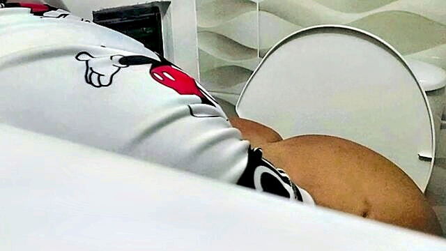 stepmom bathroom ass