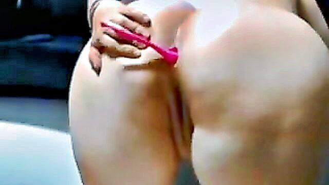 a saudi arabian lady reveals her hairless private area in a free porn video : Hardcore Porn