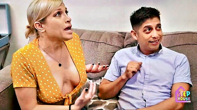 Kaylynn Keys - step mom passionate kiss Step House