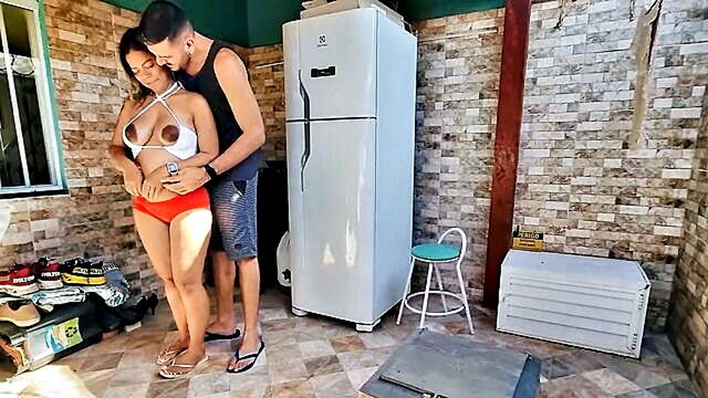 spreading neighbor ass mari chell