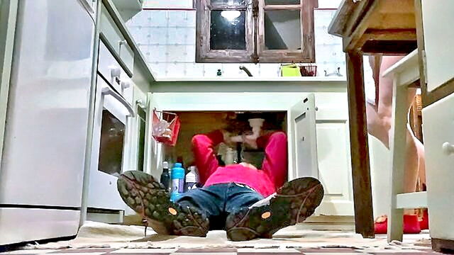 a french plumbers steamy encounter with a hidden camera : XES