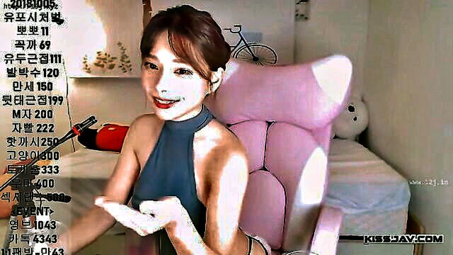 voluptuous korean woman indulges in self pleasure on webcam : webcam