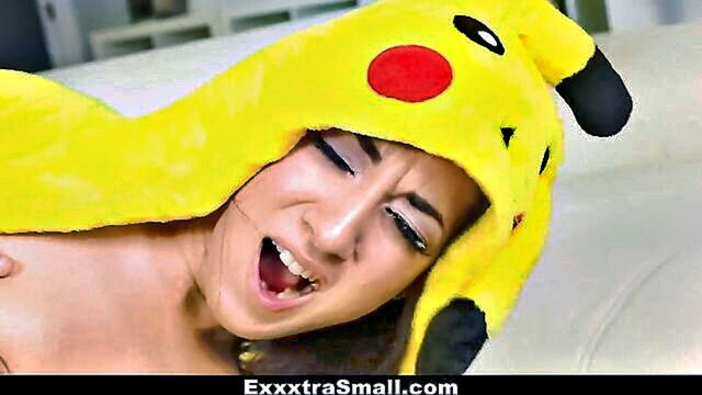 tiny busty babe gives lucky gamer a personalized facial : Exxxtra Small