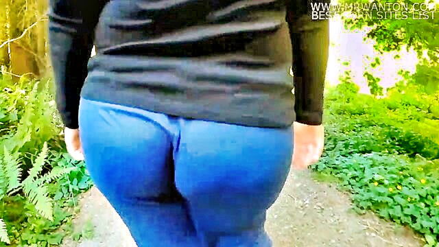 big booty mom gets curvy and horny in public : Pawg