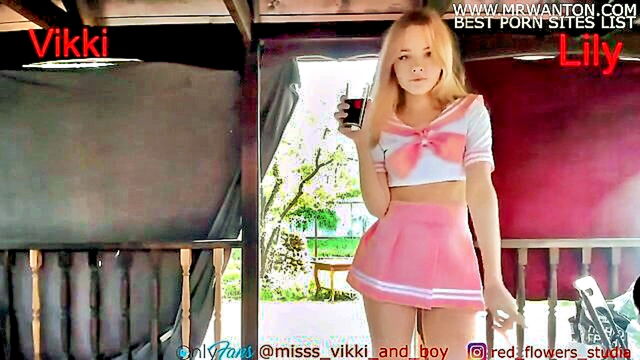a teenage girl with a big butt goes on webcam for some masturbation : webcam