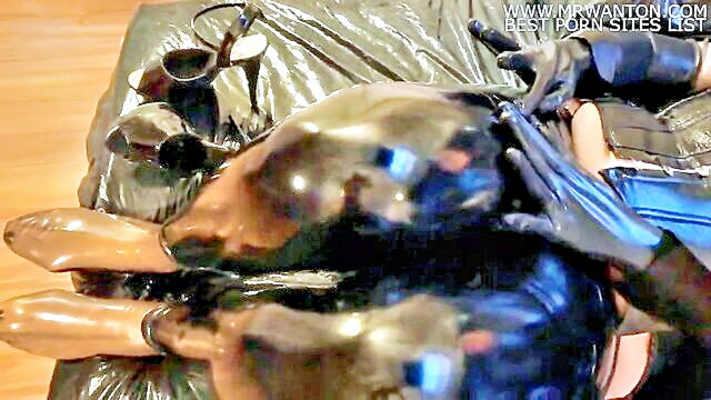 latex clad babe indulges in dildo play and foot fetish action : Ultima