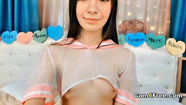 amateur russian teen explores her sexuality through solo play and webcam : Cam 4 Free
