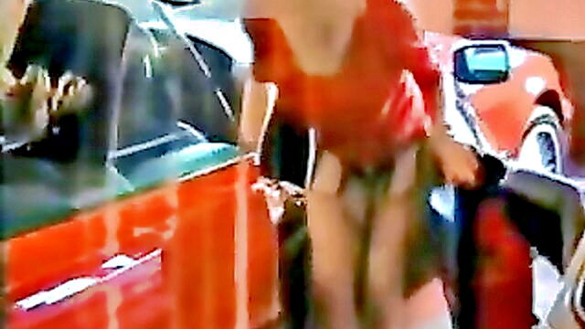 gisela the secretary strips in the parking lot : Ultima