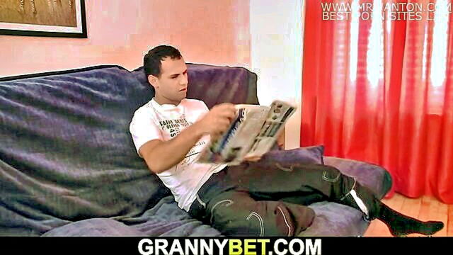 senior massage therapist enjoying intense sex with elderly customer : GrannyBet