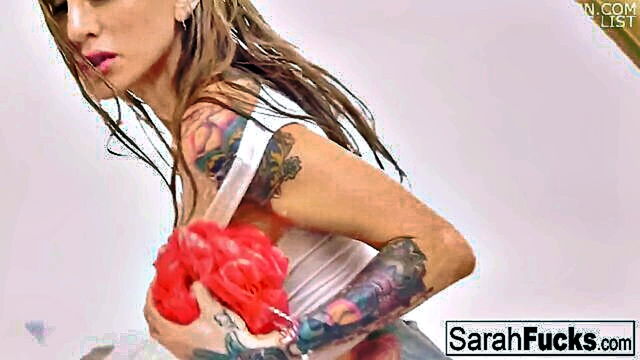 pierced and tattooed blonde indulges in shower solo play : Puba