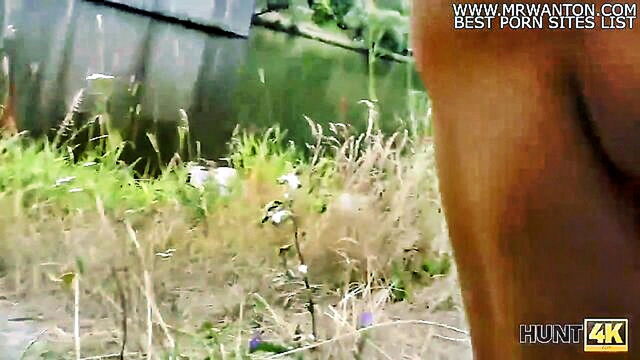 viewers can watch a bi guy getting a blowjob in public : Hunt 4K