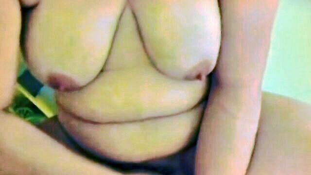 amateur bbw gives a handjob in the bathroom : BBWBadGirls.com