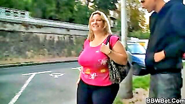 a sexually intruder penetrates a curvy blondes vagina : BBWBet
