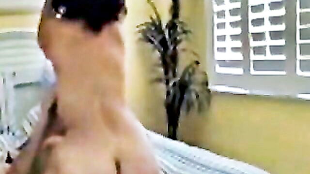 Iris - amateur fingering on a mature brunette at the disco