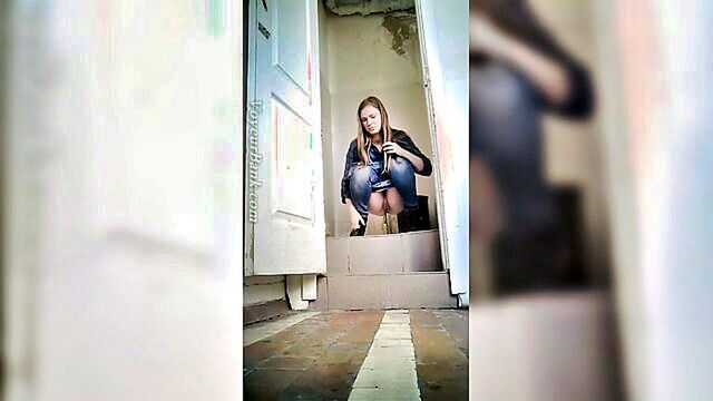the blonde girl in the bathroom gets naughty and pees on camera : Voyeur Bank