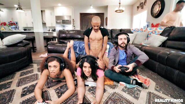 Johnny Love, Willow Ryder, Dwayne Foxxx, Sarah Arabic - gamer game heats up with deepthroat action and interracial fun Reality Kings