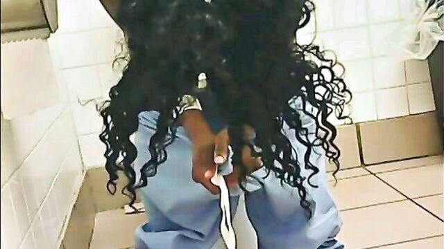 a tarty black beauty gets herself off in the toilet and shares her experience with others : Voyeur Bank