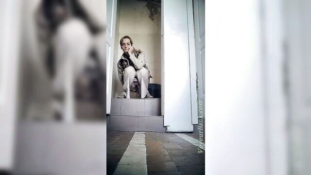 a beautiful office worker uses the bathroom to urinate like an expert : Voyeur Bank