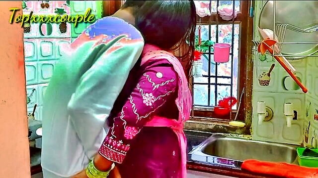 desi housewife gets down and dirty with her employer in the kitchen : Topxxxcouple