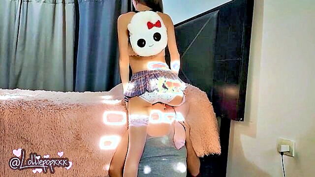 a horny petite teenie seeks oral pleasure after school : Lolliepopxxxx