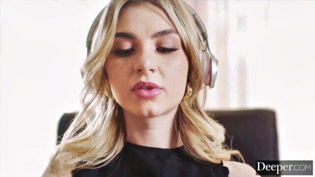 blonde cowgirl sex : Deeper