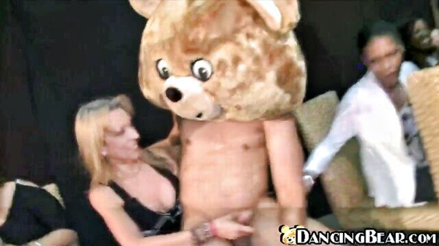 cfnm blowjob party : Dancing Bear