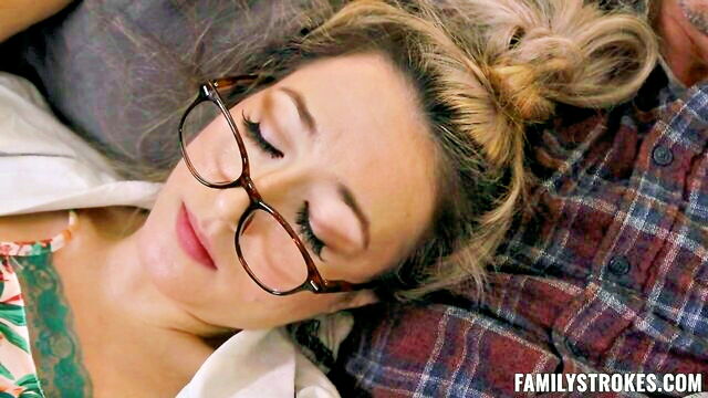 chubby girl gets fucked : Family Strokes