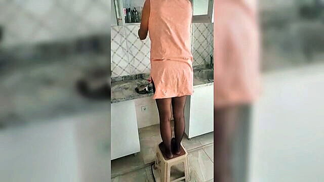 sexy housewives doing housework in the kitchen : Maturexmedia