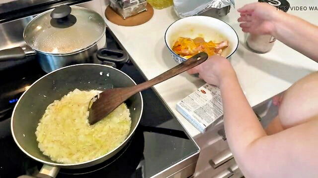 indian aunty cooking naked : Awxminatii