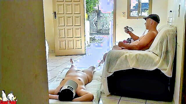 Casal Fatal - amateur wife strolls naked in the front yard for a workers view Casal Fatal