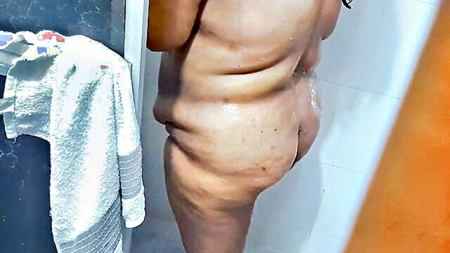 i secretly watch my aunt shower and find it arousing to see her naked : Lau