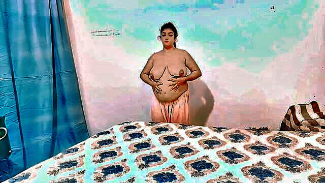 chubby beauty undresses and pleasures herself : Muslimbigboobs