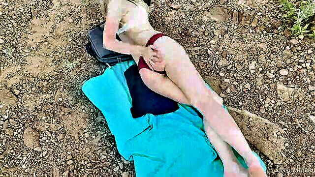 a chance encounter leads to a public blowjob on the beach : Sex_associates
