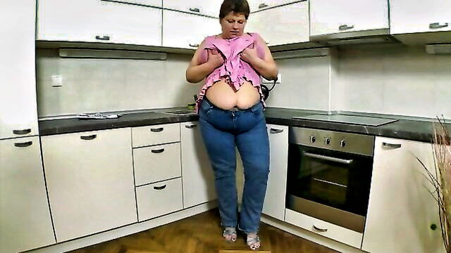 bbw housewife in the kitchen : Plump Mature