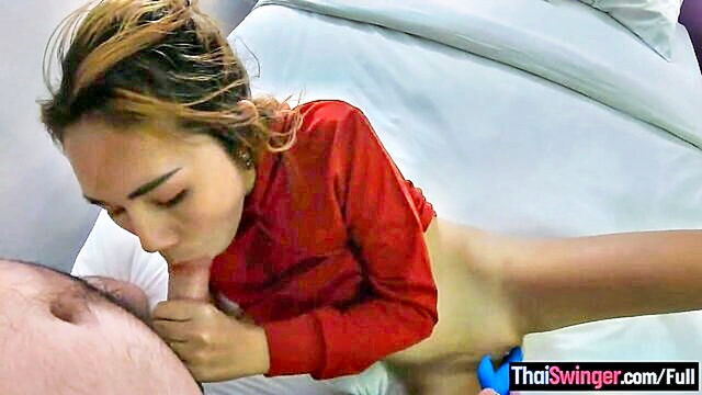 milf on trampoline : Thai Swinger