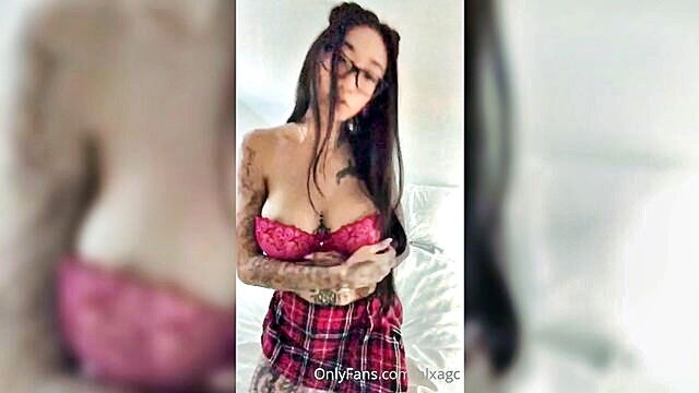 babe, cam - beautiful babe gives a hot show on cam