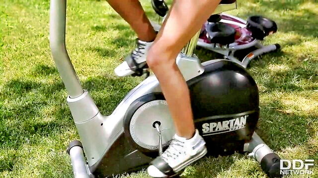 danielle maye, lou lou - fitness girl work out together