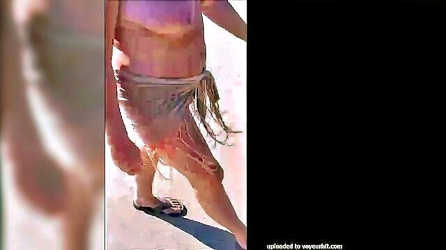 jalene oreillys wife strolling in the gran canaria sand dunes : oreilly_jalen
