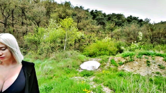 bunny blondy - blonde hitchhiker big tits bügün