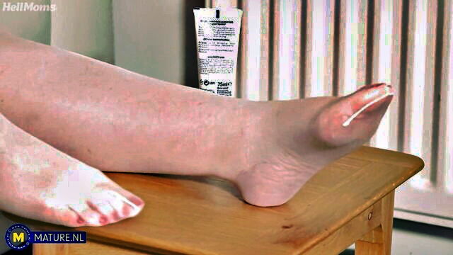 mature, solo girl, sofa - perverse granny plays in hd