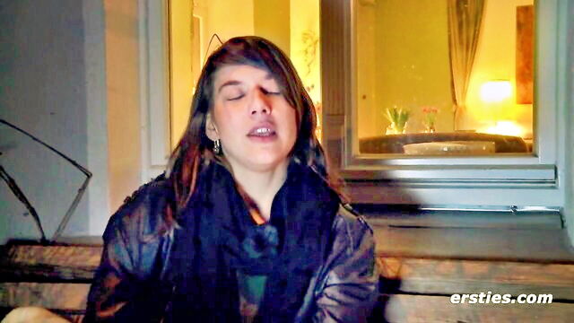 brunette, amateur, clit rubbing - ersties roesi kitchen