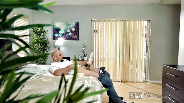 stepsister caught jerking stepbro : Spy Fam