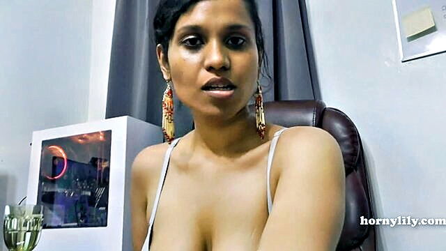 butt, big ass, aunty - squirt and pissing of an indian auntie in saree