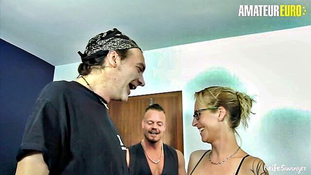 mature swingers in germany indulge in amateur threesome with younger men : Reife Swinger