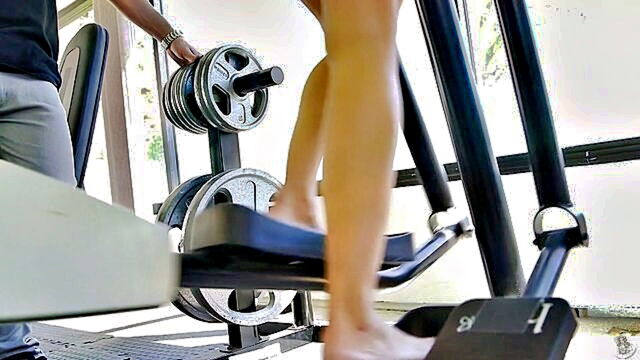 alyssa lynn - blonde mom with big tits gives a blowjob in hd