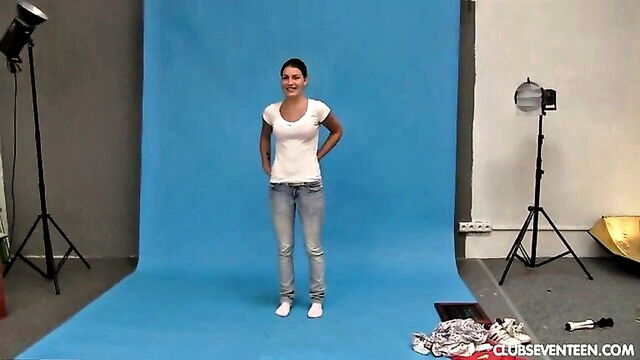 她唯一的心愿是 finally 去掉所有衣服在前面