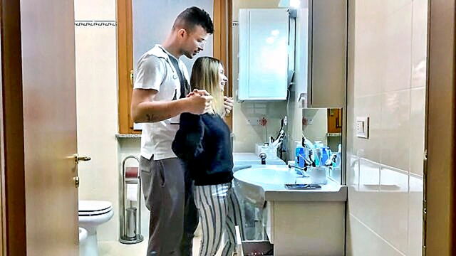 a change of heart my brothers girlfriend seeks intimacy in the bathroom : Scopo