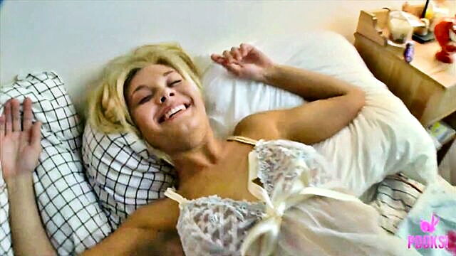 sexy blonde babe remi stimulates herself to orgasm with vibrators : Pooksi