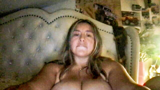 latinalinda02 - curvy latina with glasses